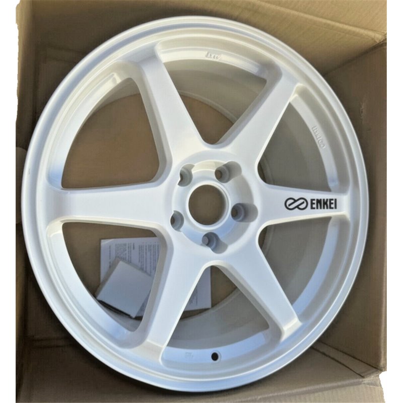 T6R 18x9.5 38mm 5x114.3 Bolt Pattern 72.6 Vanquish White Wheel