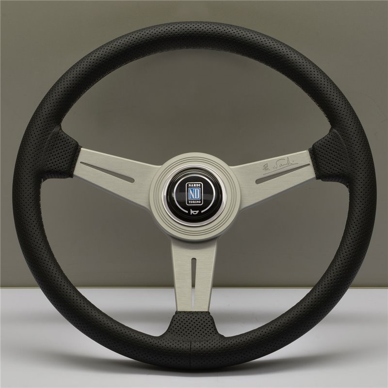 Volant Nardi Classic ND34, Cuir Noir Perforé, Branches Alu, Coutures Grises, Tulipé 40mm, Ø34 cm